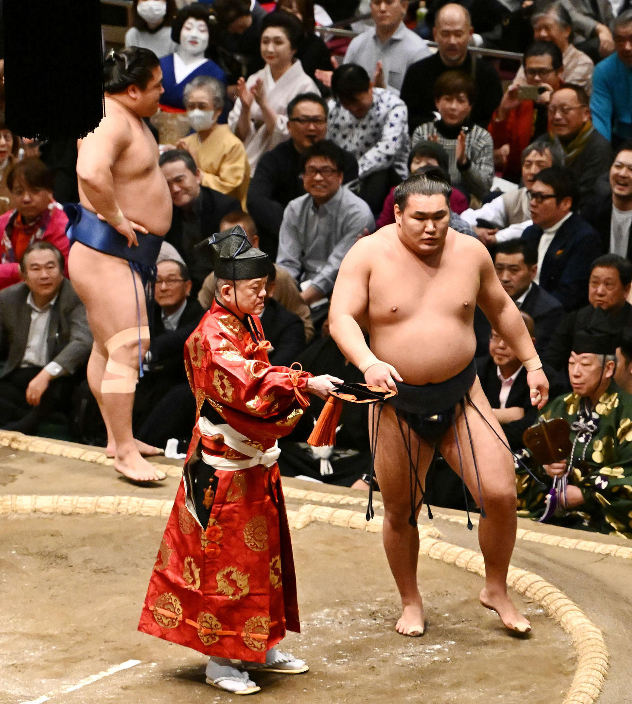 豊昇龍（手前）は若隆景を突き出しで破る（撮影・滝沢徹郎）
