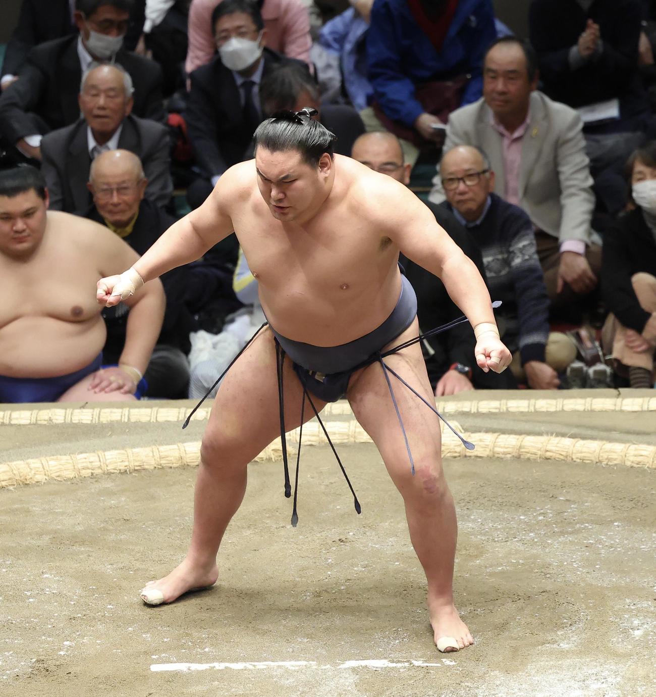 取組前、時間いっぱいとなり気合いを入れる豊昇龍（撮影・河田真司）