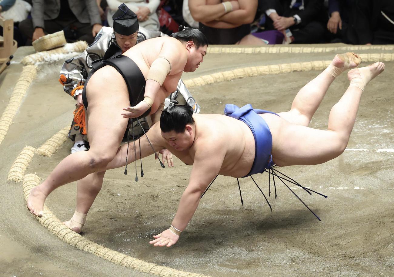 阿炎（左）は大の里を引き落としで破る（撮影・河田真司）