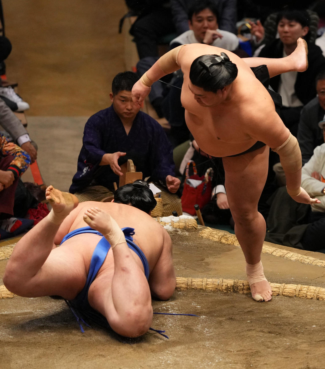 大の里（左）を引き落としで破る阿炎（撮影・横山健太）