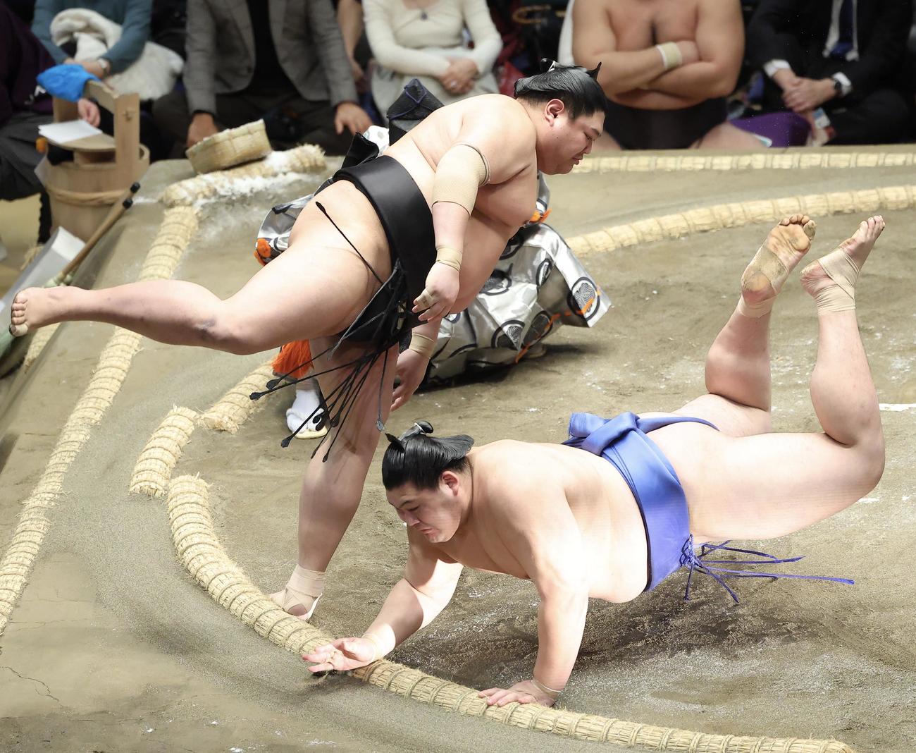 阿炎（左）は大の里を引き落としで破る（撮影・河田真司）