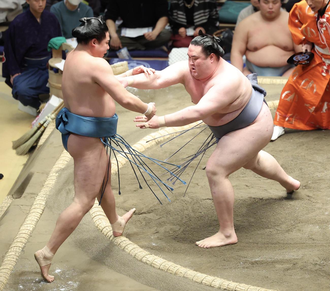 玉正鳳（左）を突き出しで破る金峰山（撮影・河田真司）