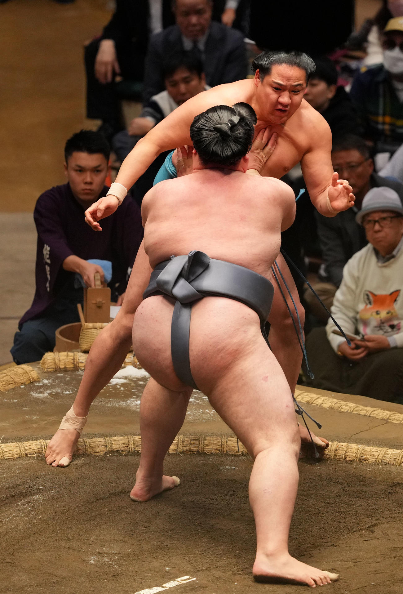 玉正鳳（奥）を突き出しで破る金峰山（撮影・横山健太）
