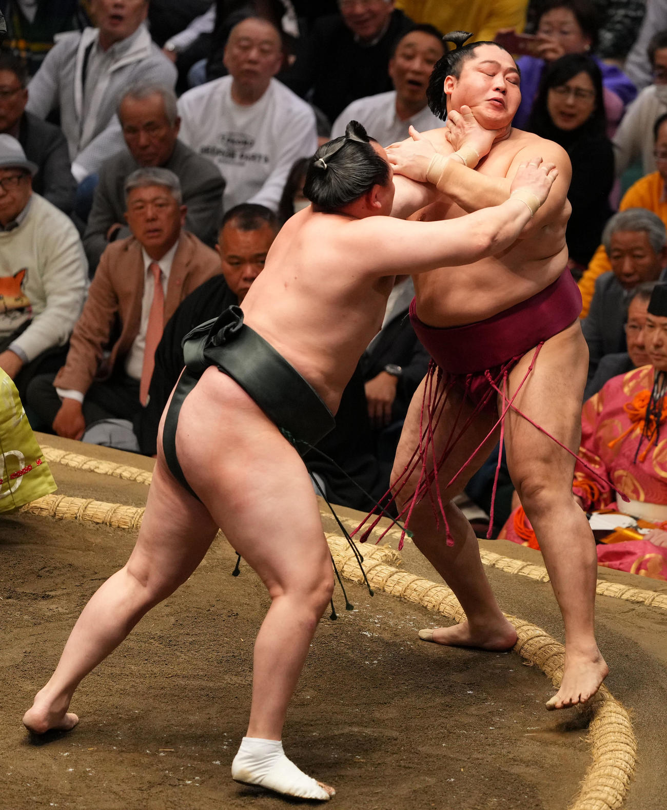 遠藤（右）を突き落としで破る千代翔馬（撮影・横山健太）