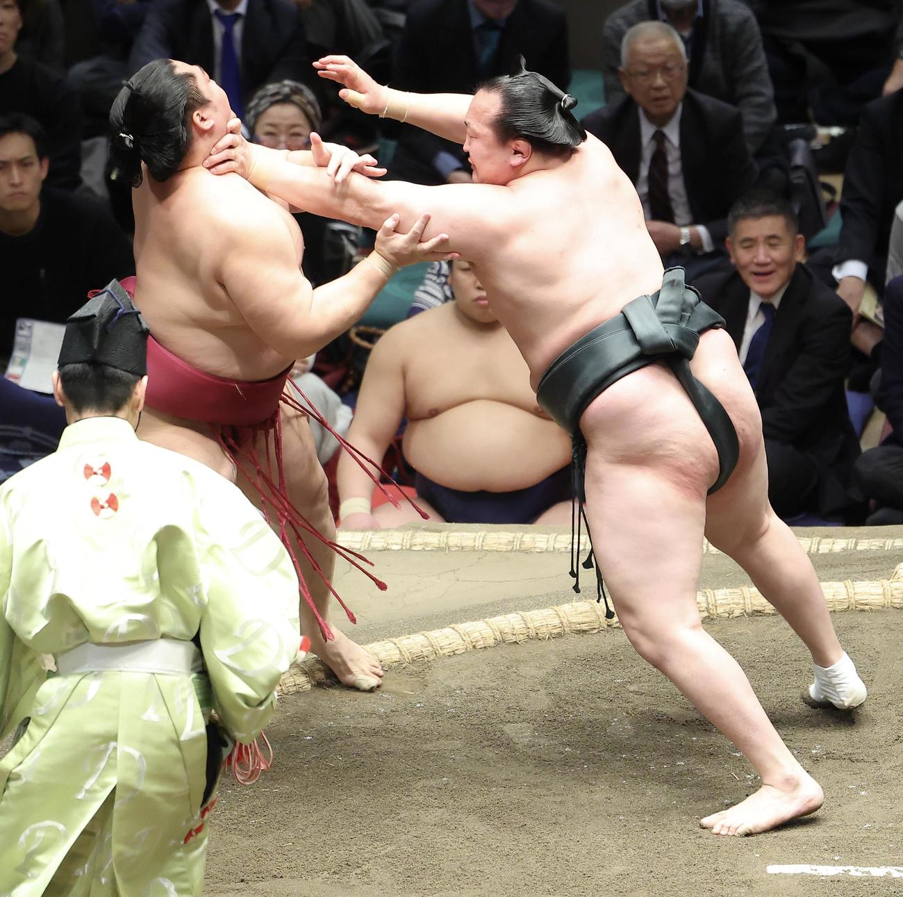 遠藤（左）を突き出しで破る千代翔馬（撮影・河田真司）