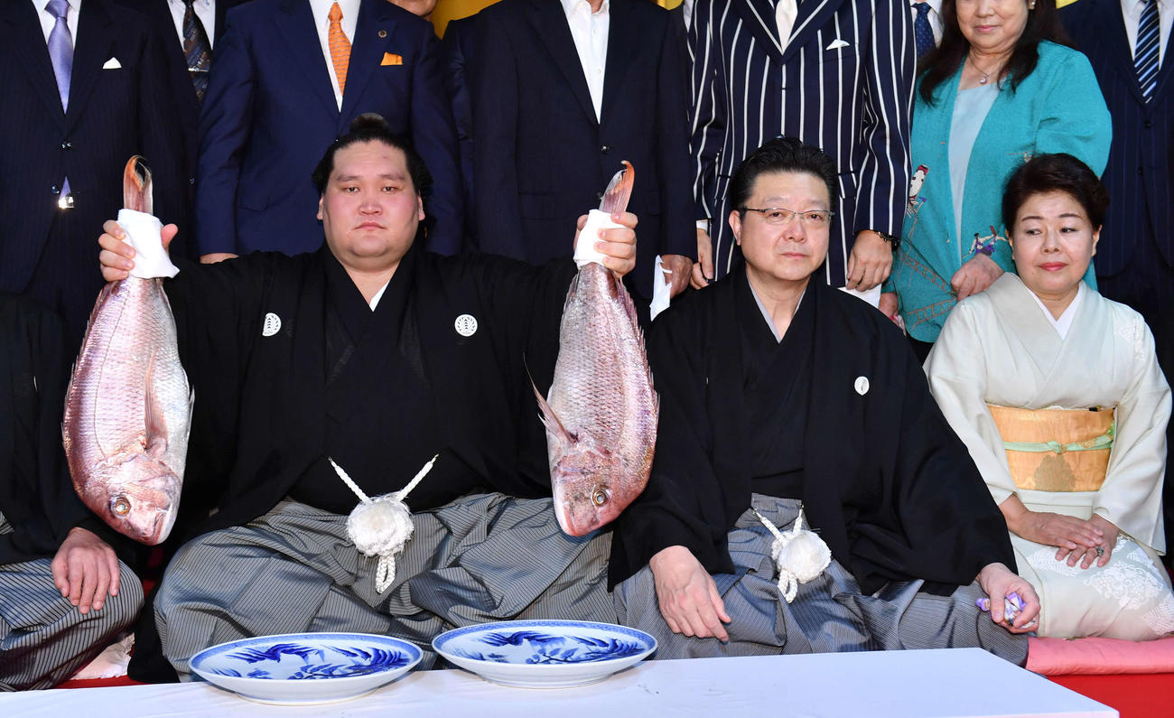 伝達式後、鯛を両手に持つ新横綱照ノ富士(左)、伊勢ケ浜親方、淳子女将（2021年7月21日）