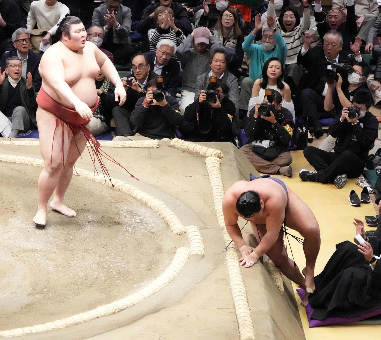 豊昇龍は熱海富士（左）に小手投げで敗れる（撮影・小沢裕）