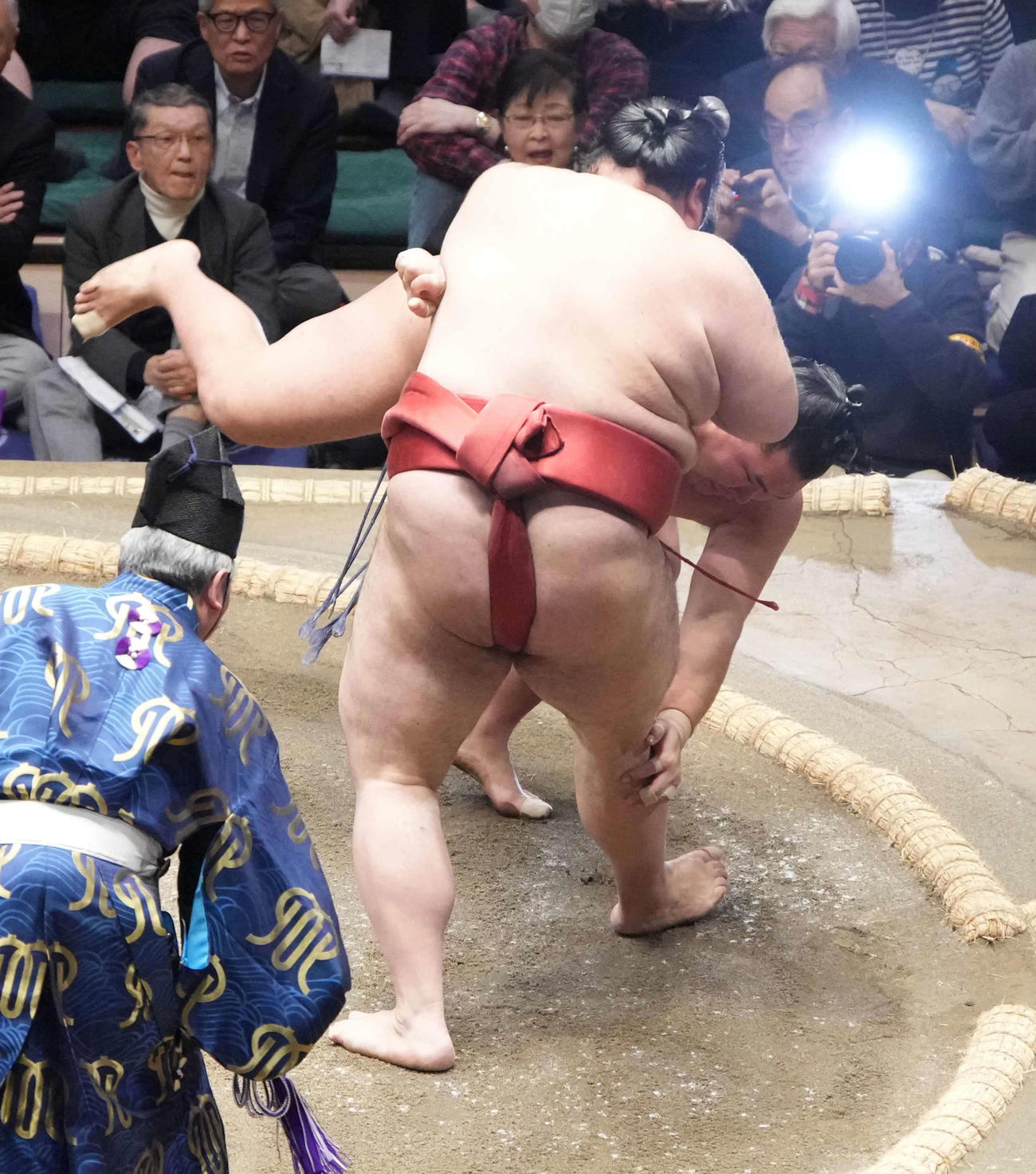 豊昇龍は熱海富士（手前）に小手投げで敗れる（撮影・小沢裕）