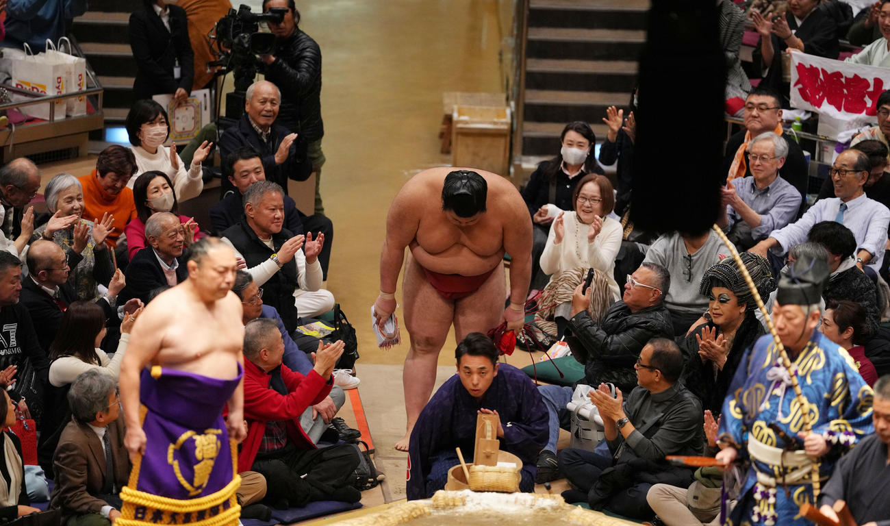 豊昇龍を小手投げで破り、観客の拍手を受け引き揚げる熱海富士（撮影・横山健太）