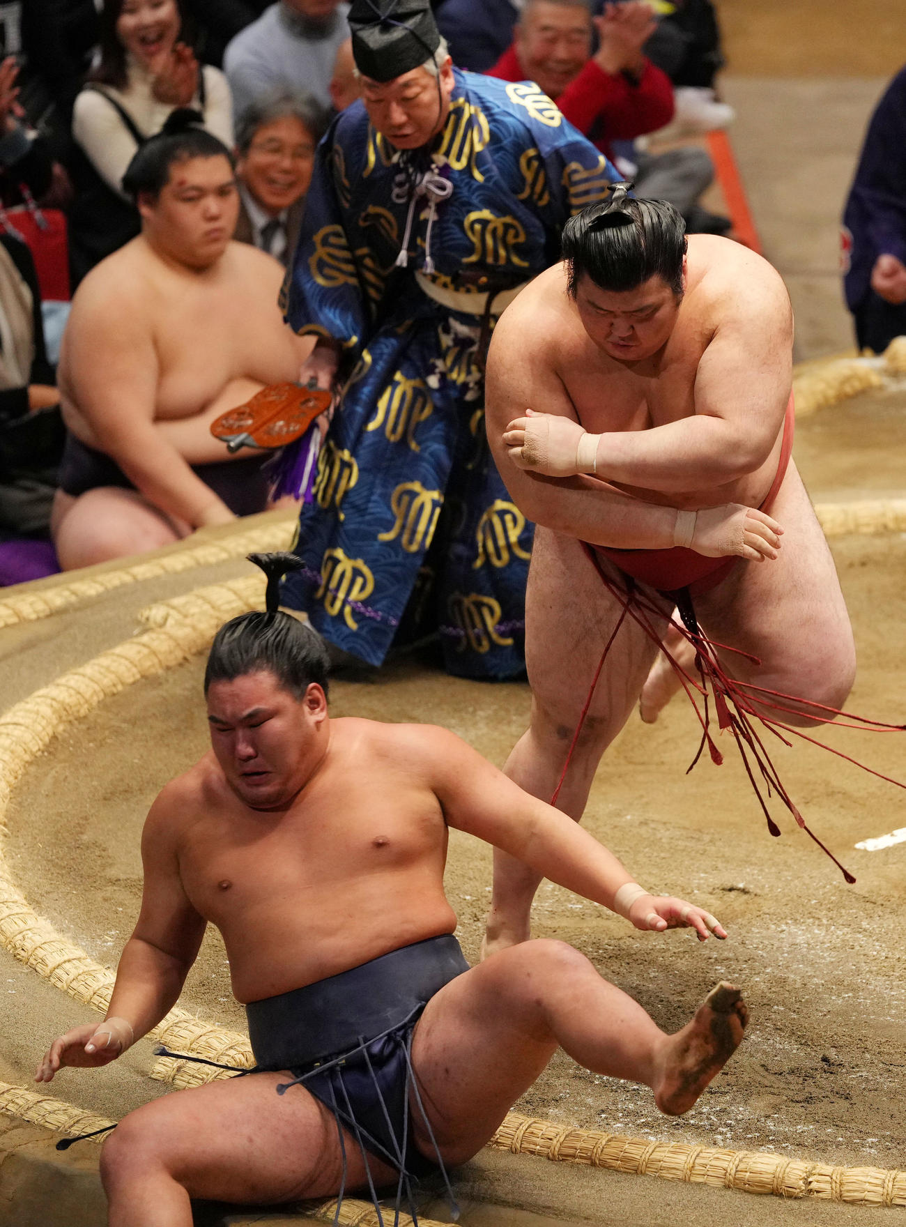 豊昇龍（手前）を小手投げで破る熱海富士（撮影・横山健太）