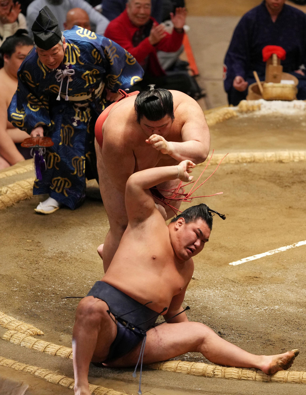 豊昇龍（手前）を小手投げで破る熱海富士（撮影・横山健太）