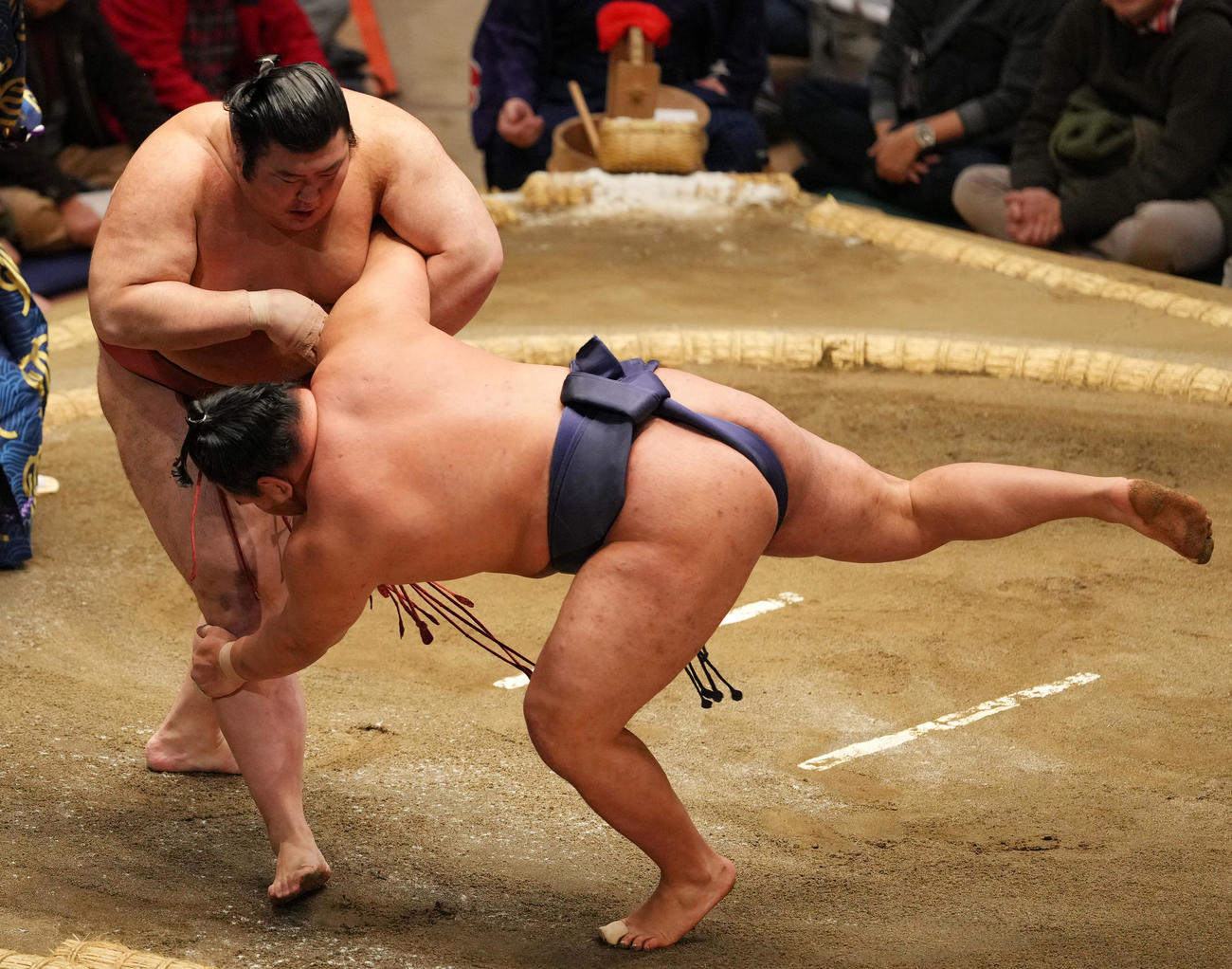 豊昇龍（右）を小手投げで破る熱海富士（撮影・横山健太）