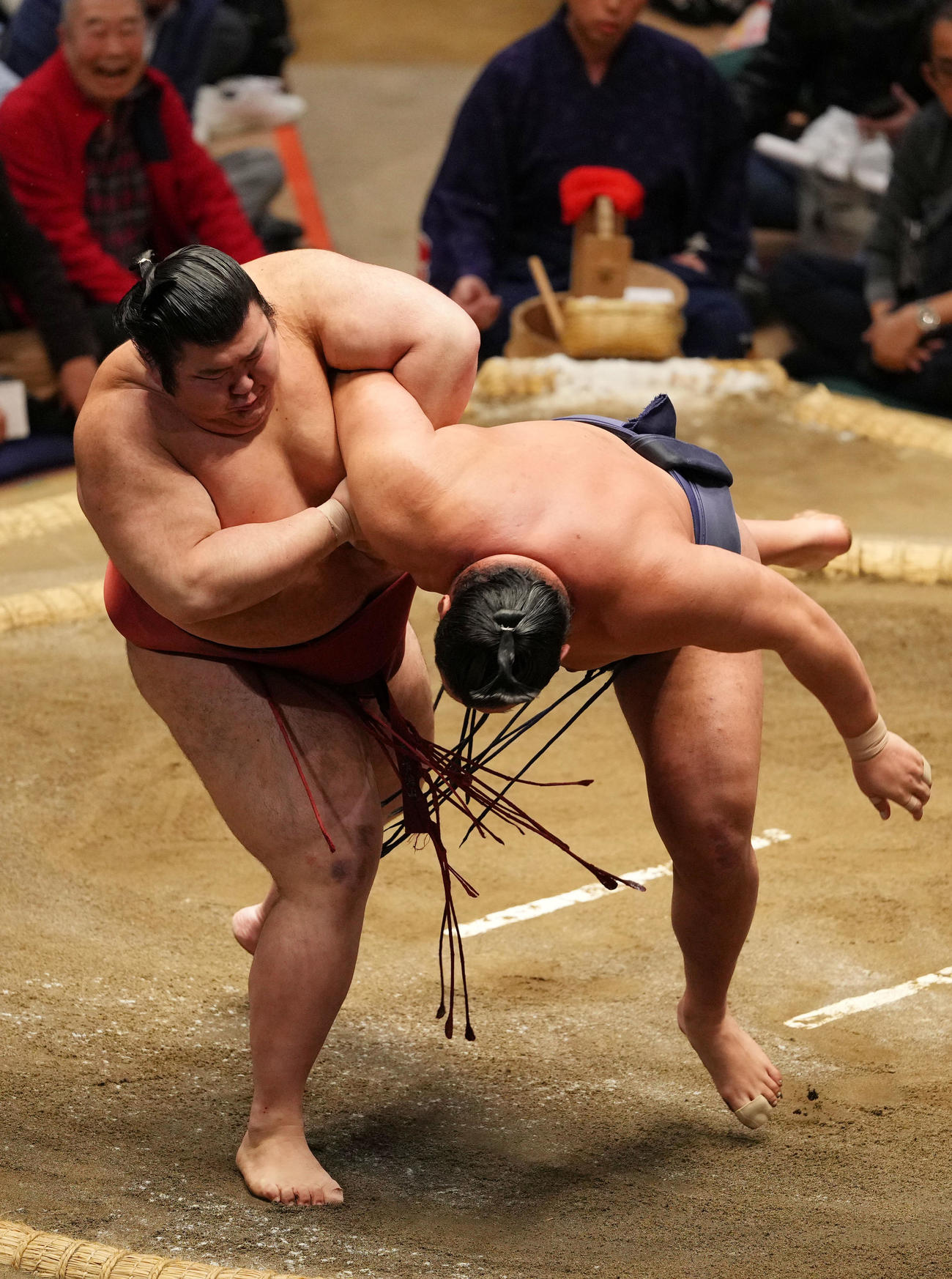 豊昇龍（右）を小手投げで破る熱海富士（撮影・横山健太）