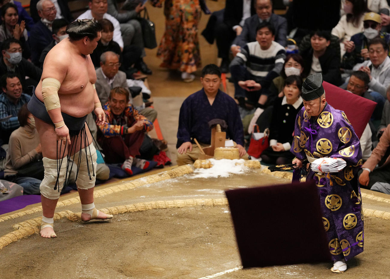 照ノ富士が翔猿に敗れ場内には座布団が舞う（2025年1月15日撮影）