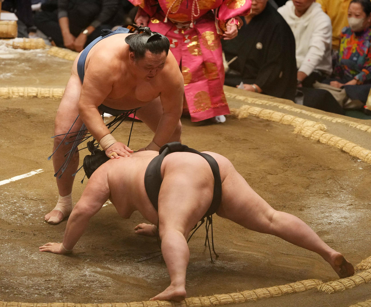 明正（右）を引き落としで破る玉鷲（撮影・横山健太）