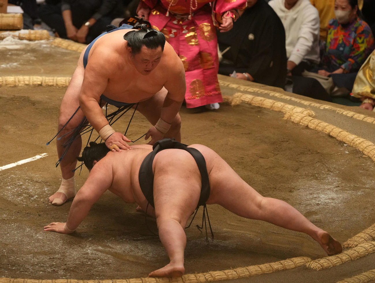 明正（右）を引き落としで破る玉鷲（撮影・横山健太）