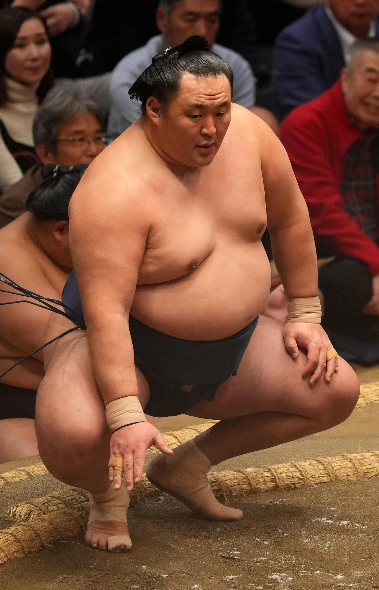 明正を引き落としで破る玉鷲（撮影・横山健太）