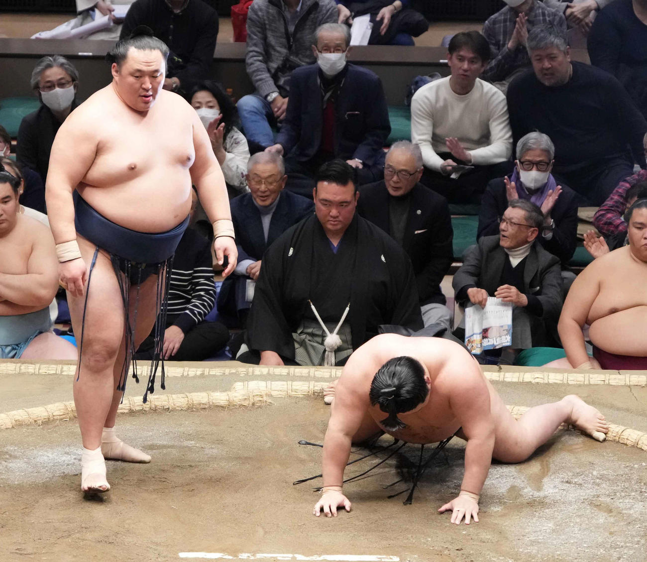 玉鷲（左）は明生を引き落としで破る（撮影・小沢裕）