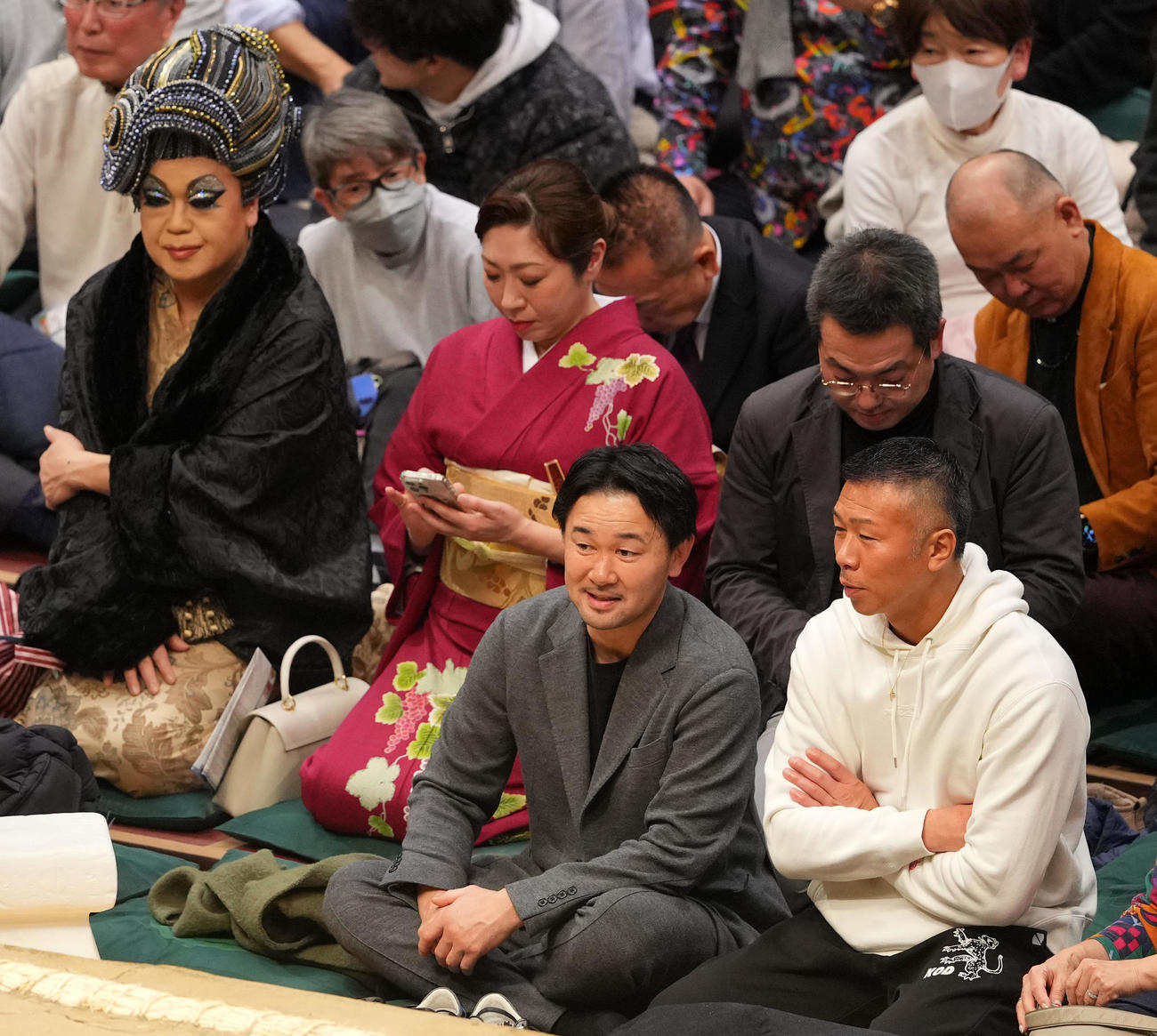 相撲観戦に訪れた山中慎介氏（左）と内山高志氏（撮影・横山健太）