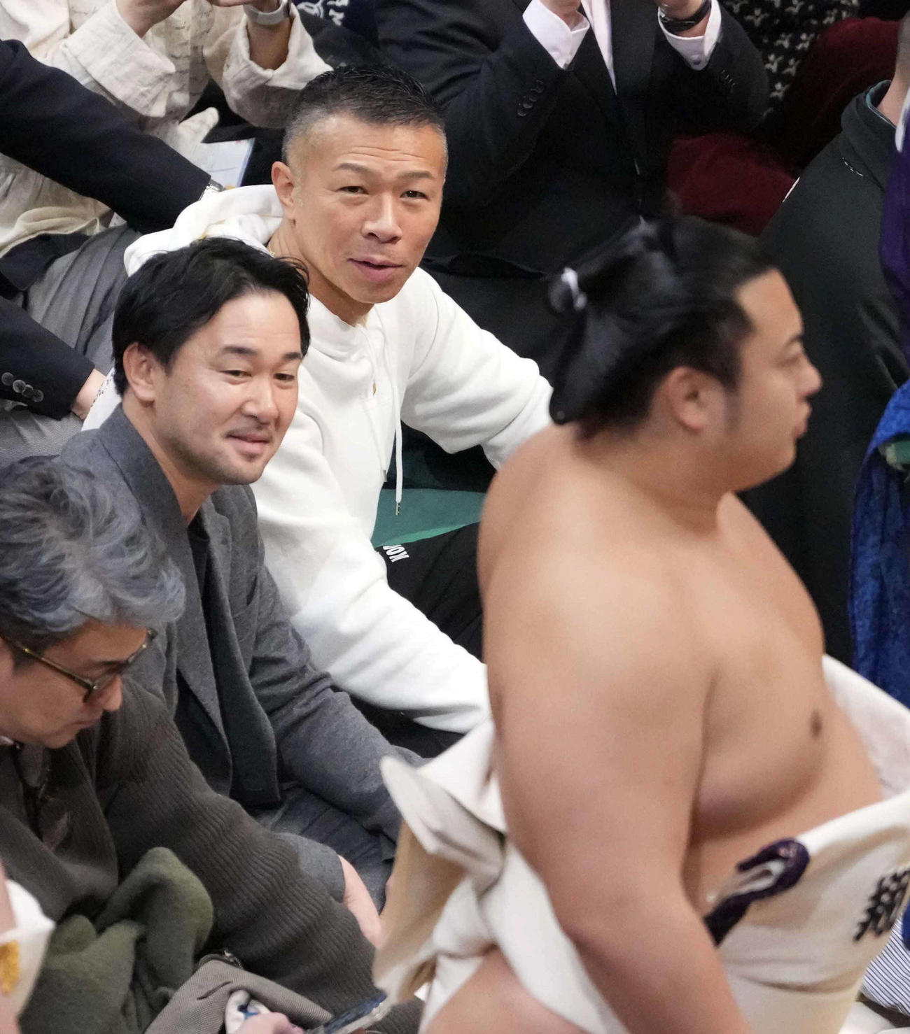 観戦する元ボクシング世界王者の山中氏（左手前）と内山氏（撮影・小沢裕）