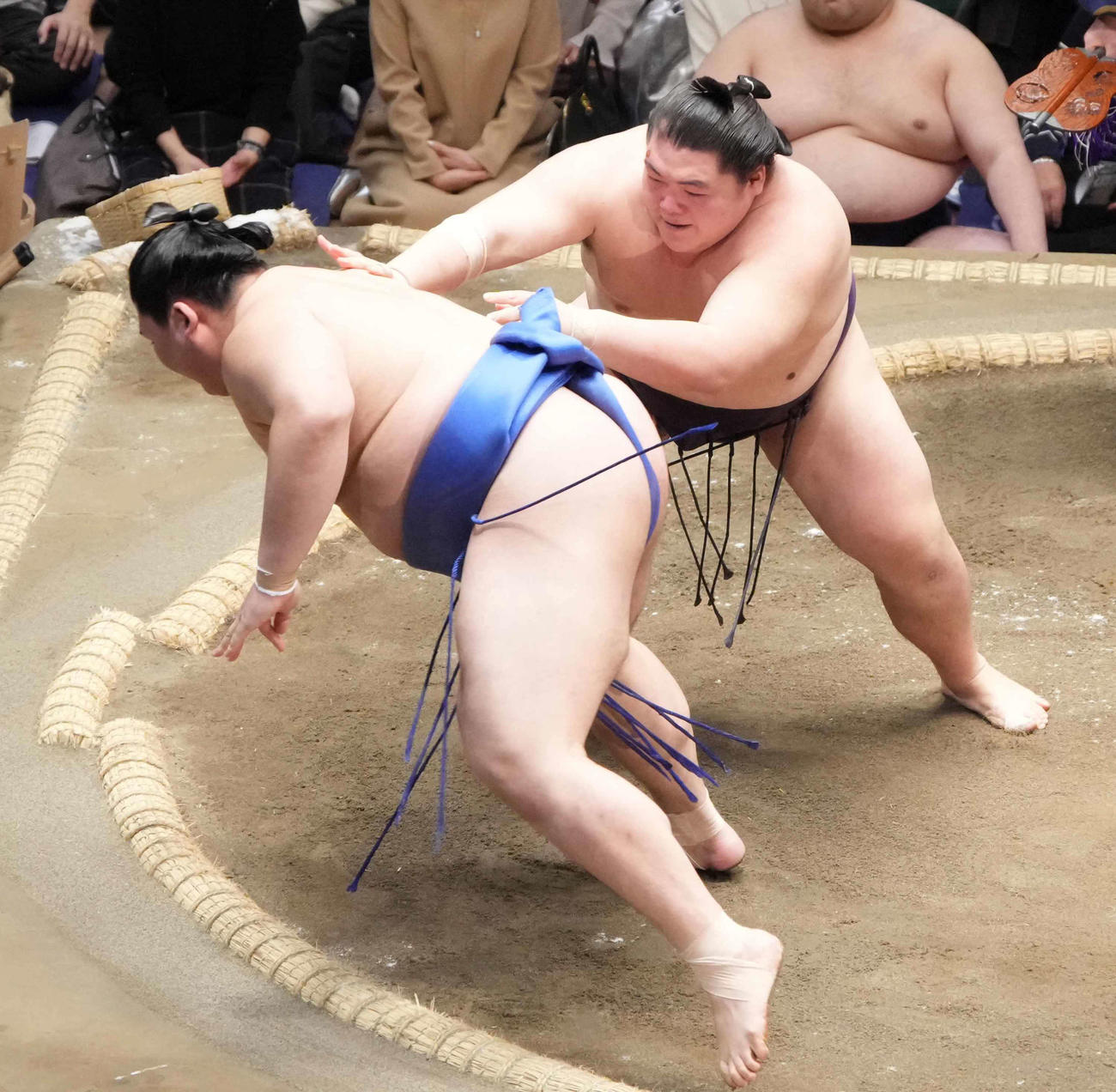 王鵬（右）は大の里を送り出しで破る（撮影・小沢裕）