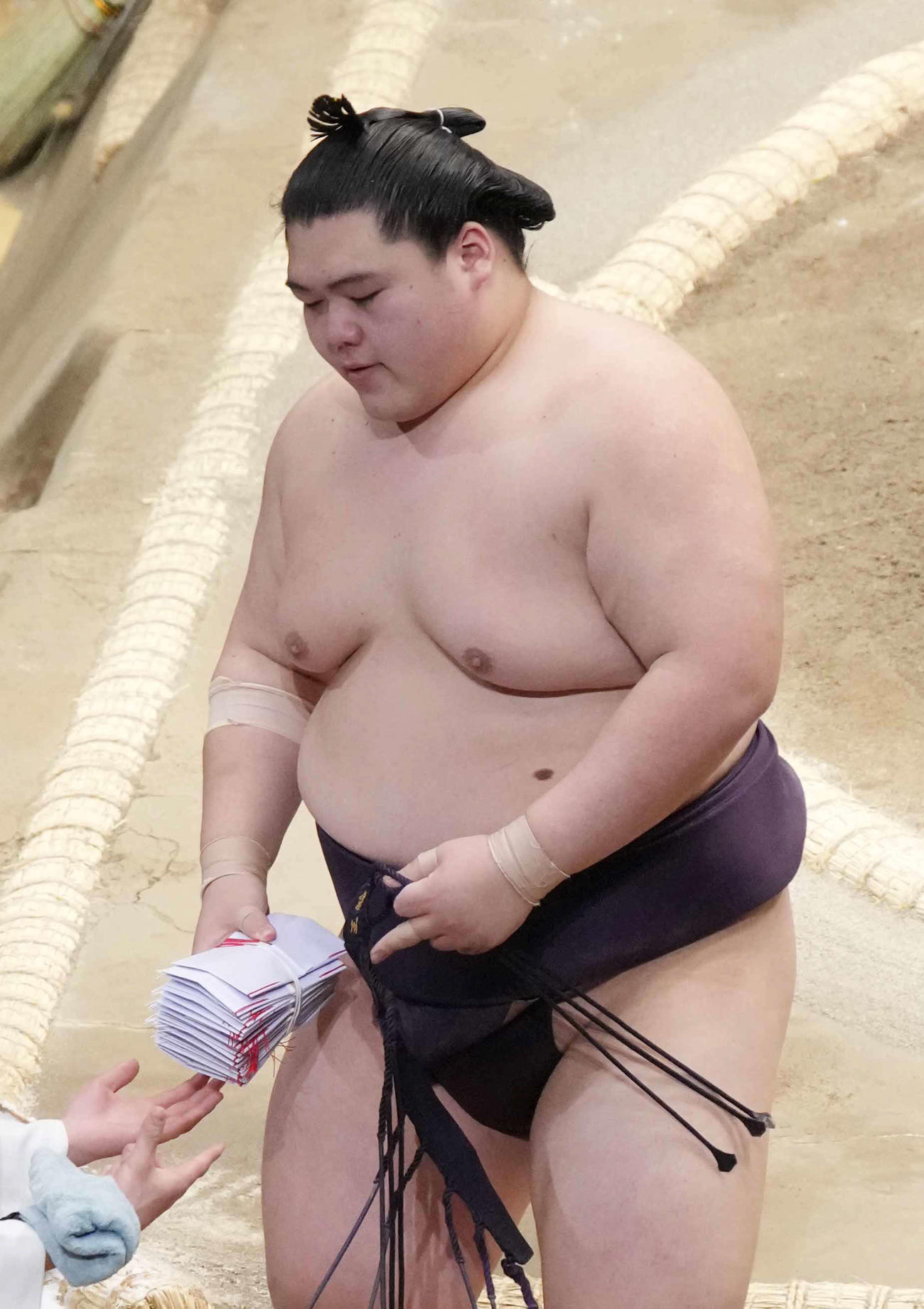懸賞金を手にする王鵬（撮影・小沢裕）