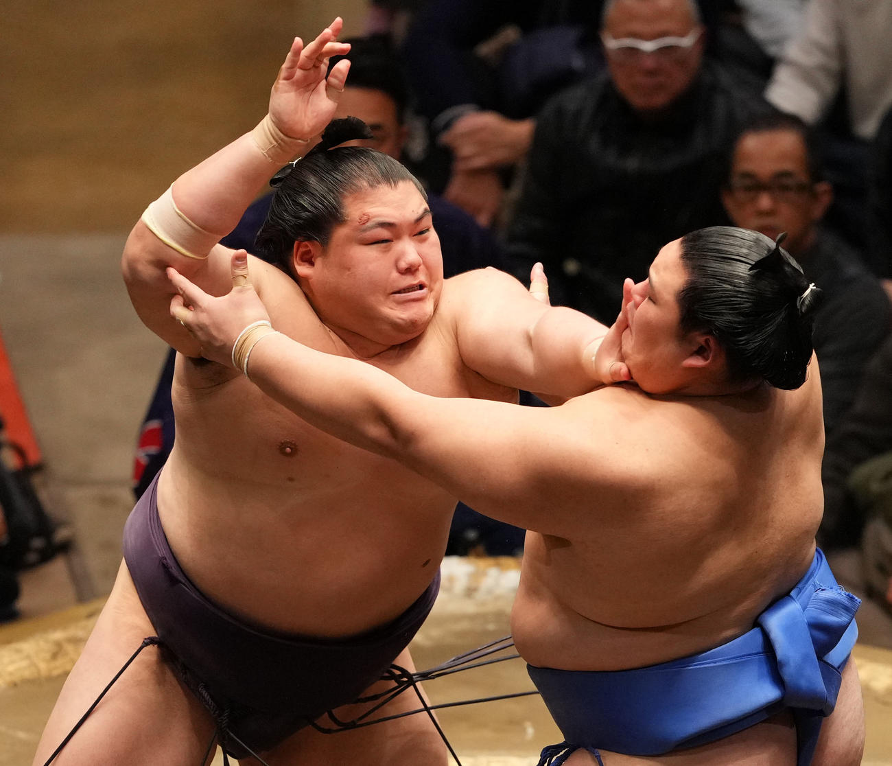 大の里（右）を攻める王鵬（撮影・横山健太）