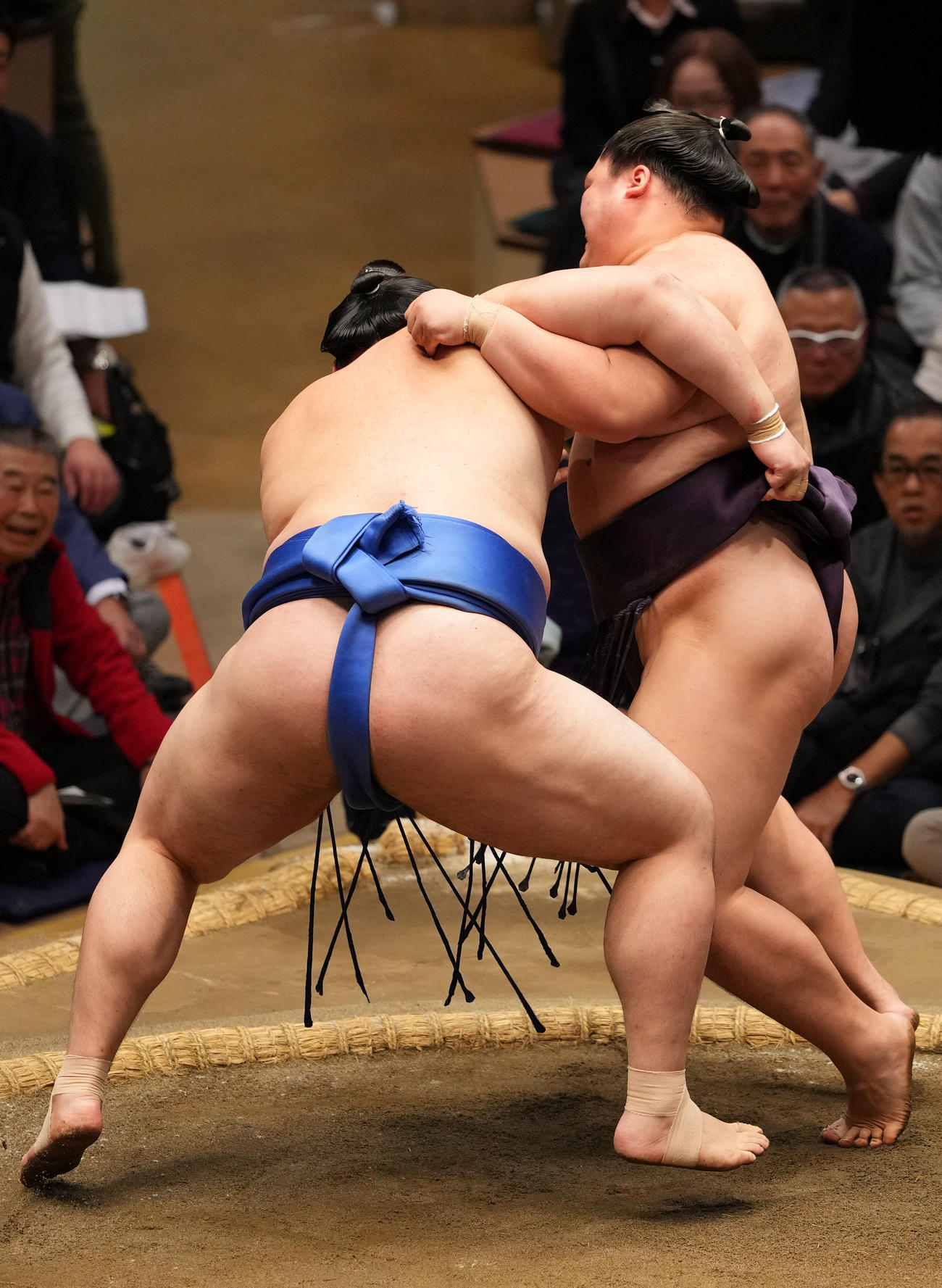 大の里（左）を送り出しで破る王鵬（撮影・横山健太）