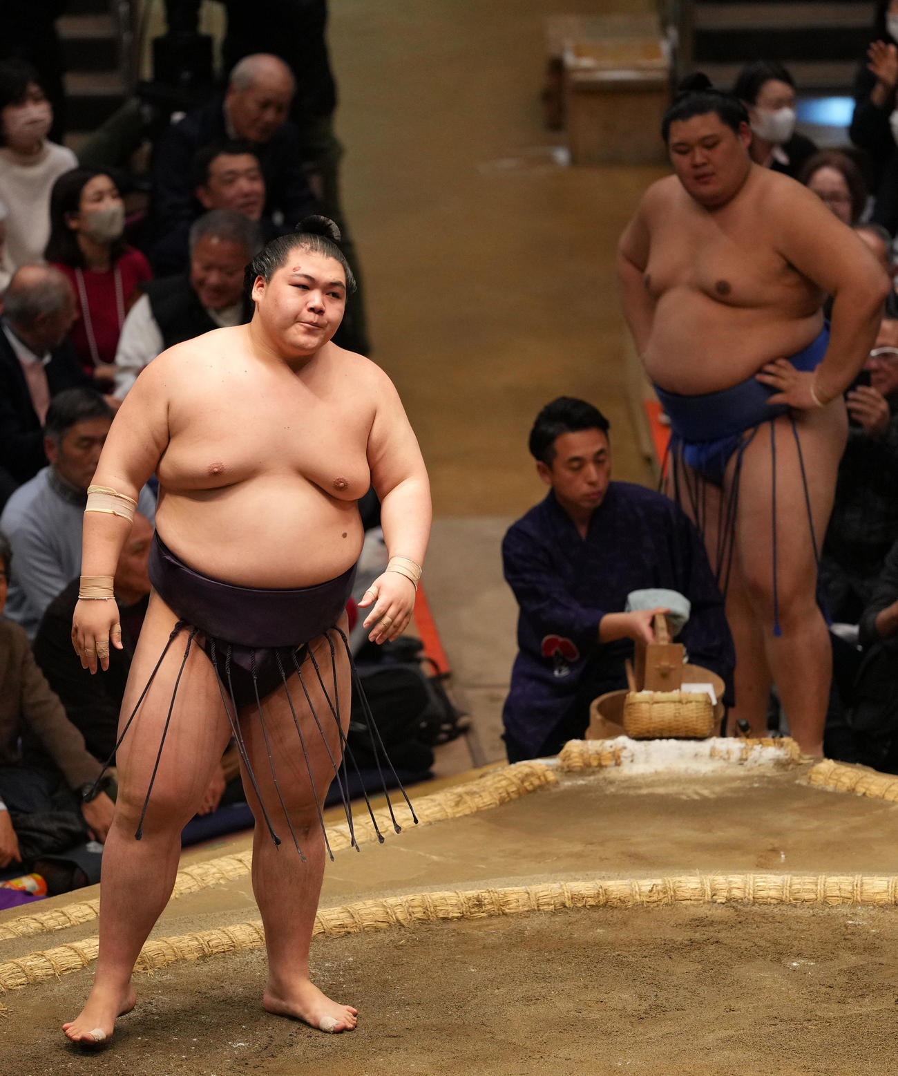 大の里（右）を送り出しで破る王鵬（撮影・横山健太）