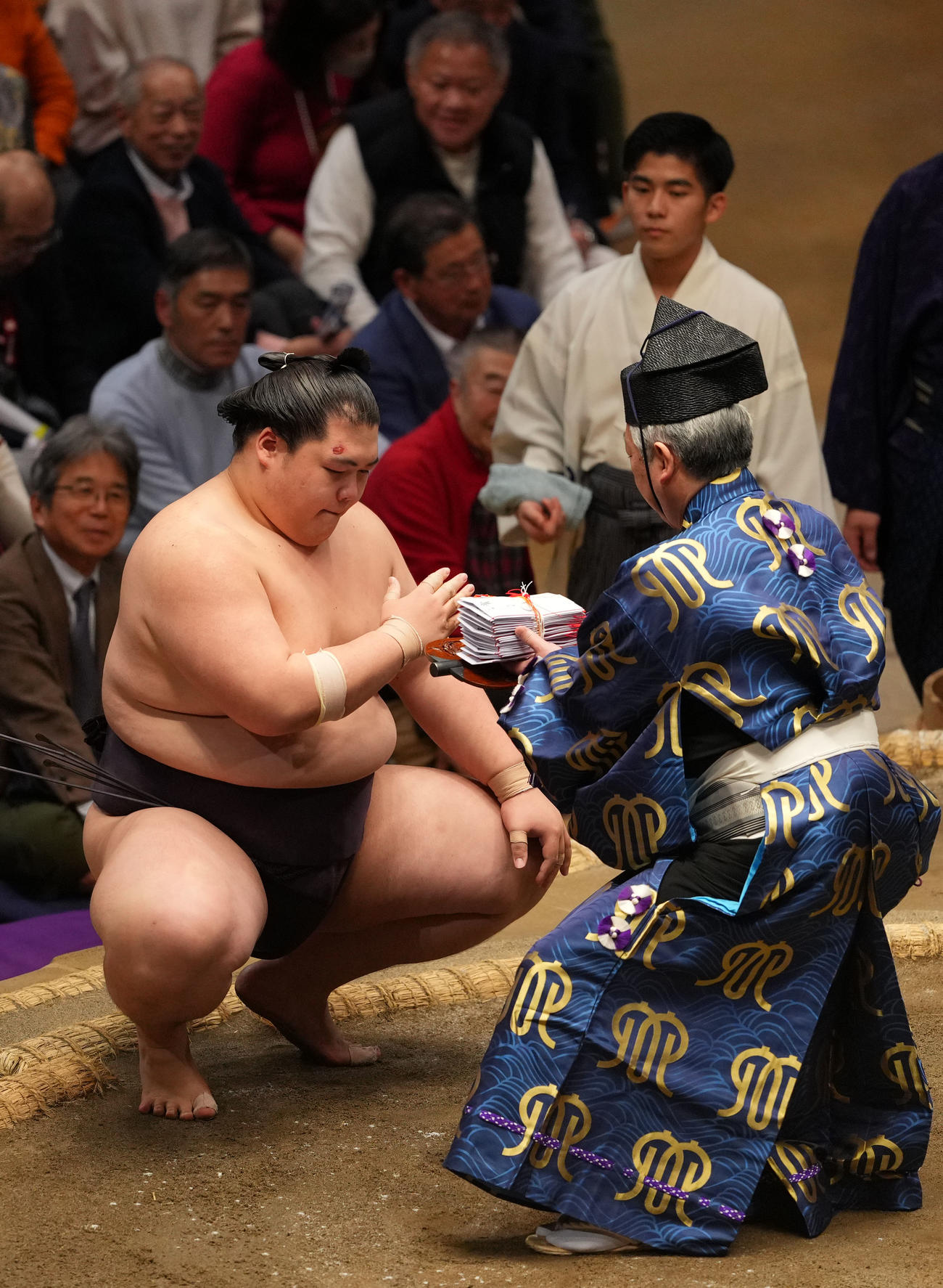 大の里を送り出しで破った王鵬（撮影・横山健太）