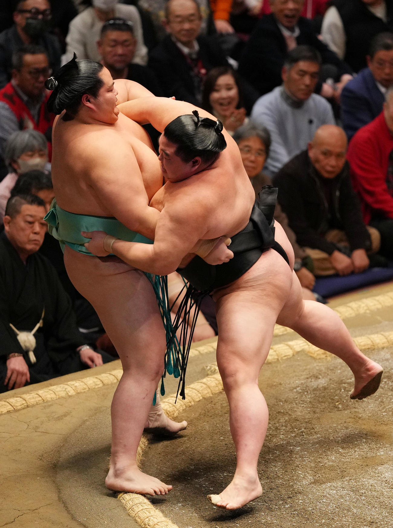 琴桜（左）を寄り倒しで破る正代（撮影・横山健太）