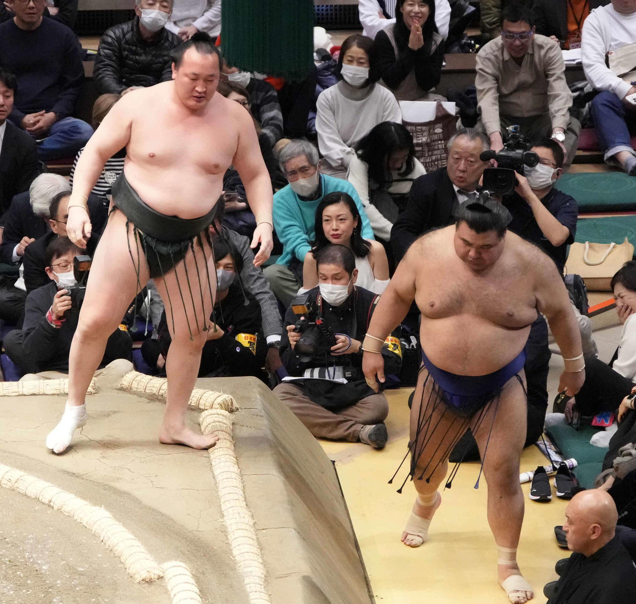 千代翔馬（左）は高安を寄り切りで破る（撮影・小沢裕）