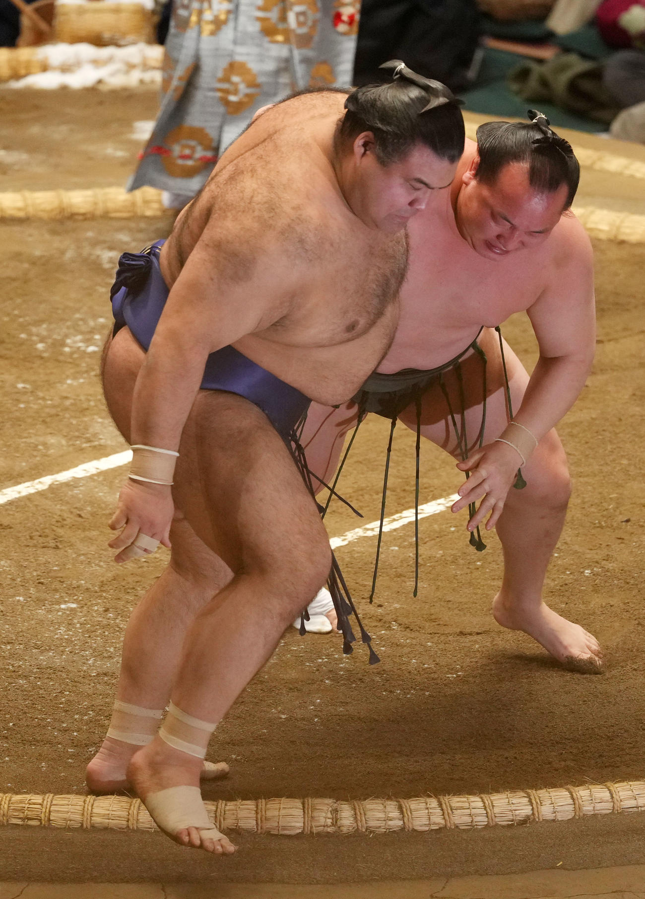 高安（左）を寄り切りで破る千代翔馬（撮影・横山健太）