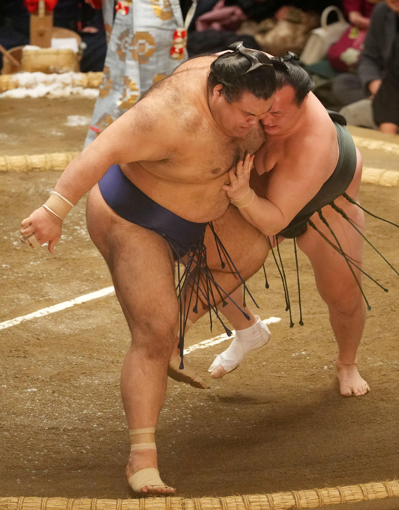高安（左）を寄り切りで破る千代翔馬（撮影・横山健太）