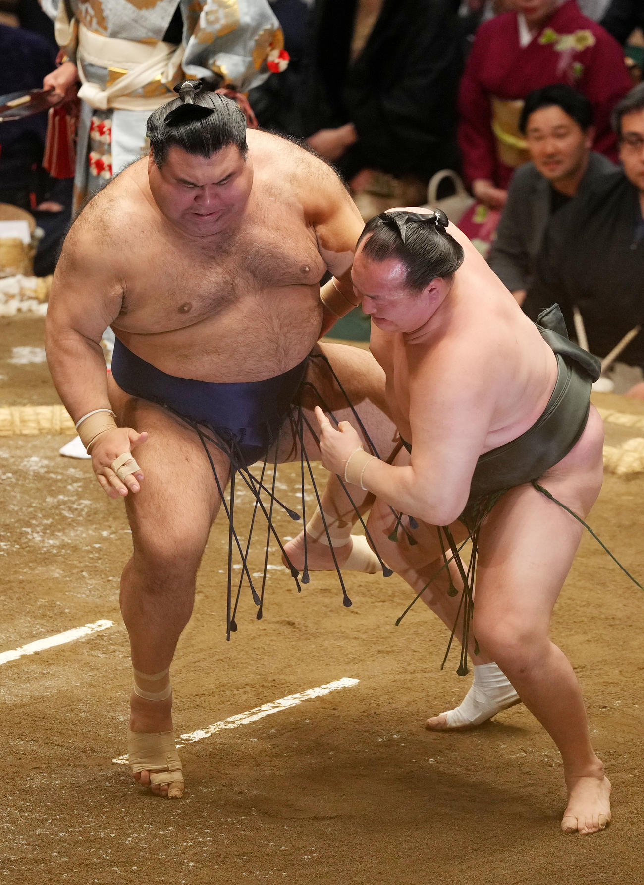 高安（左）を寄り切りで破る千代翔馬（撮影・横山健太）