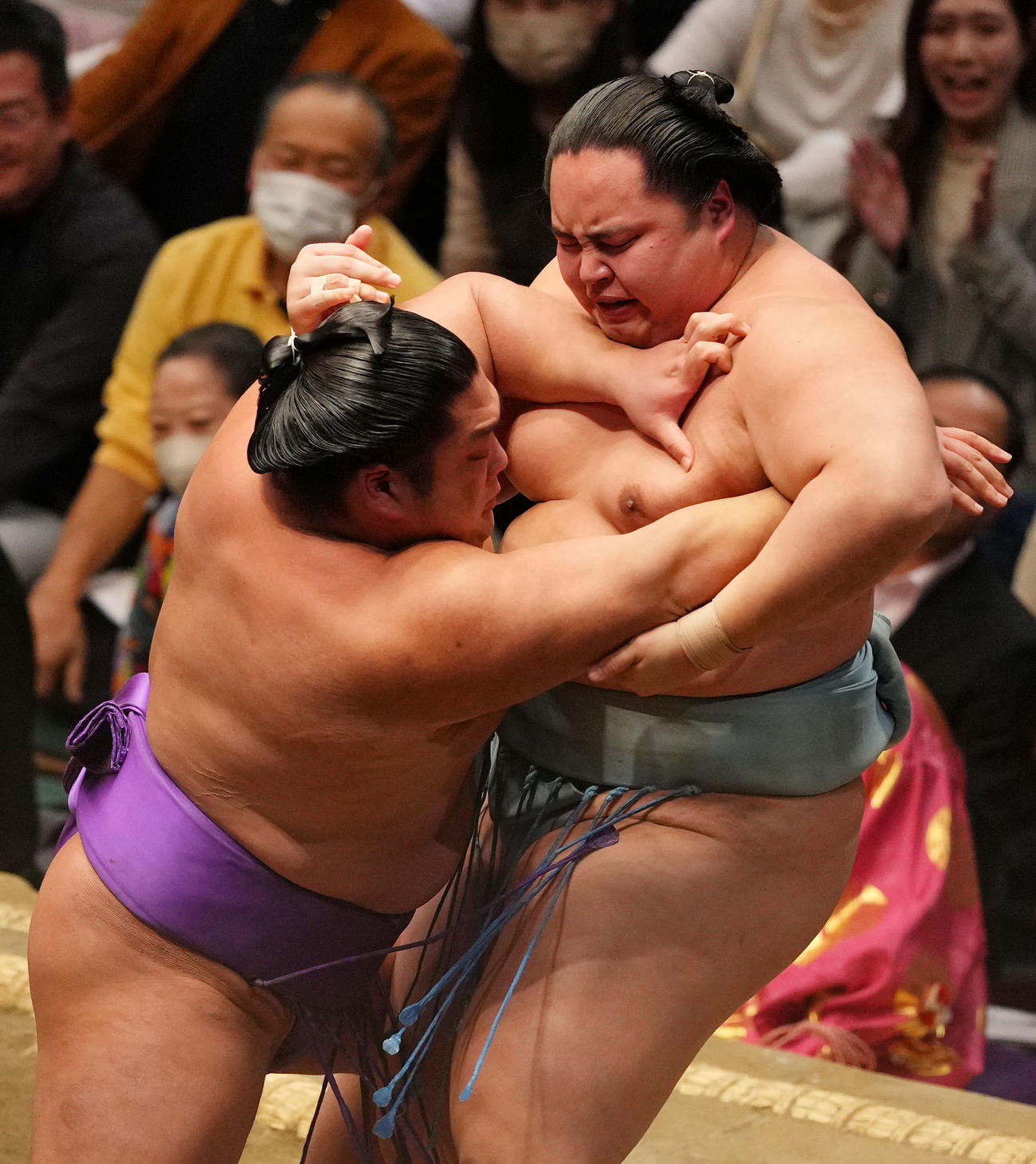 琴勝峰（右）を押し出しで破る尊富士（撮影・横山健太）