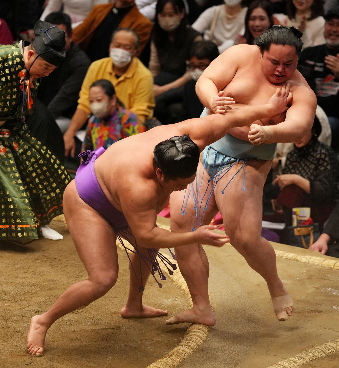 琴勝峰（右）を押し出しで破る尊富士（撮影・横山健太）