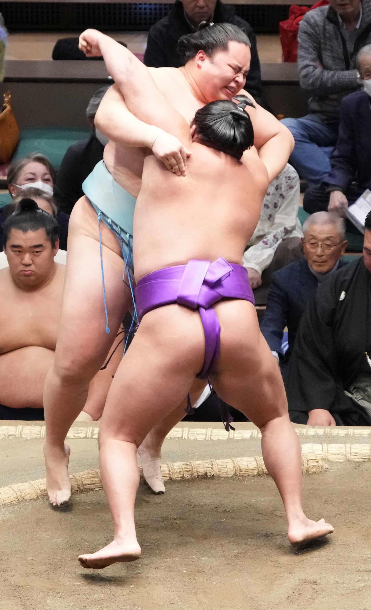尊富士（手前）は琴勝峰を土俵際へ攻め込む（撮影・小沢裕）