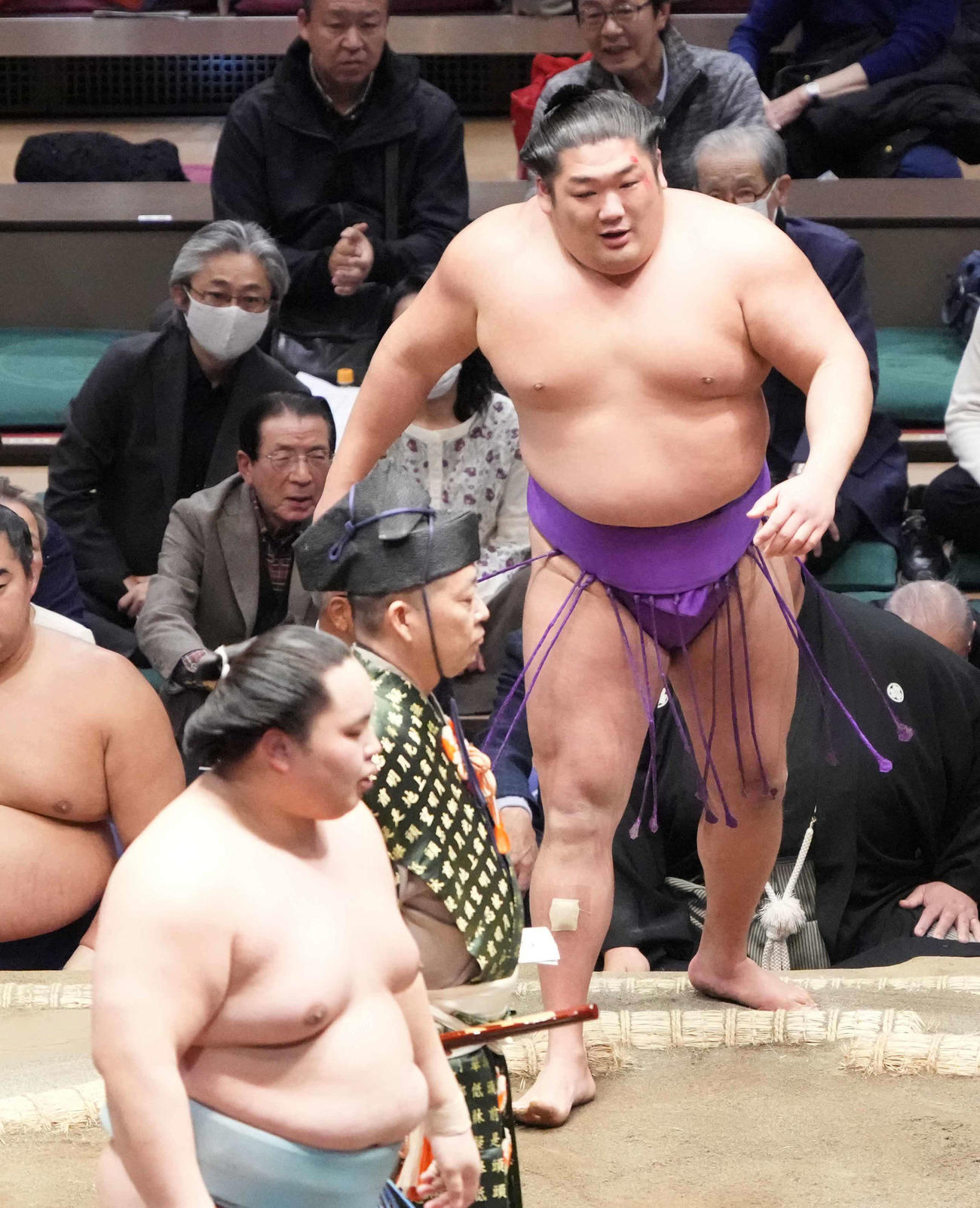尊富士は琴勝峰（手前）を押し出しで破る（撮影・小沢裕）