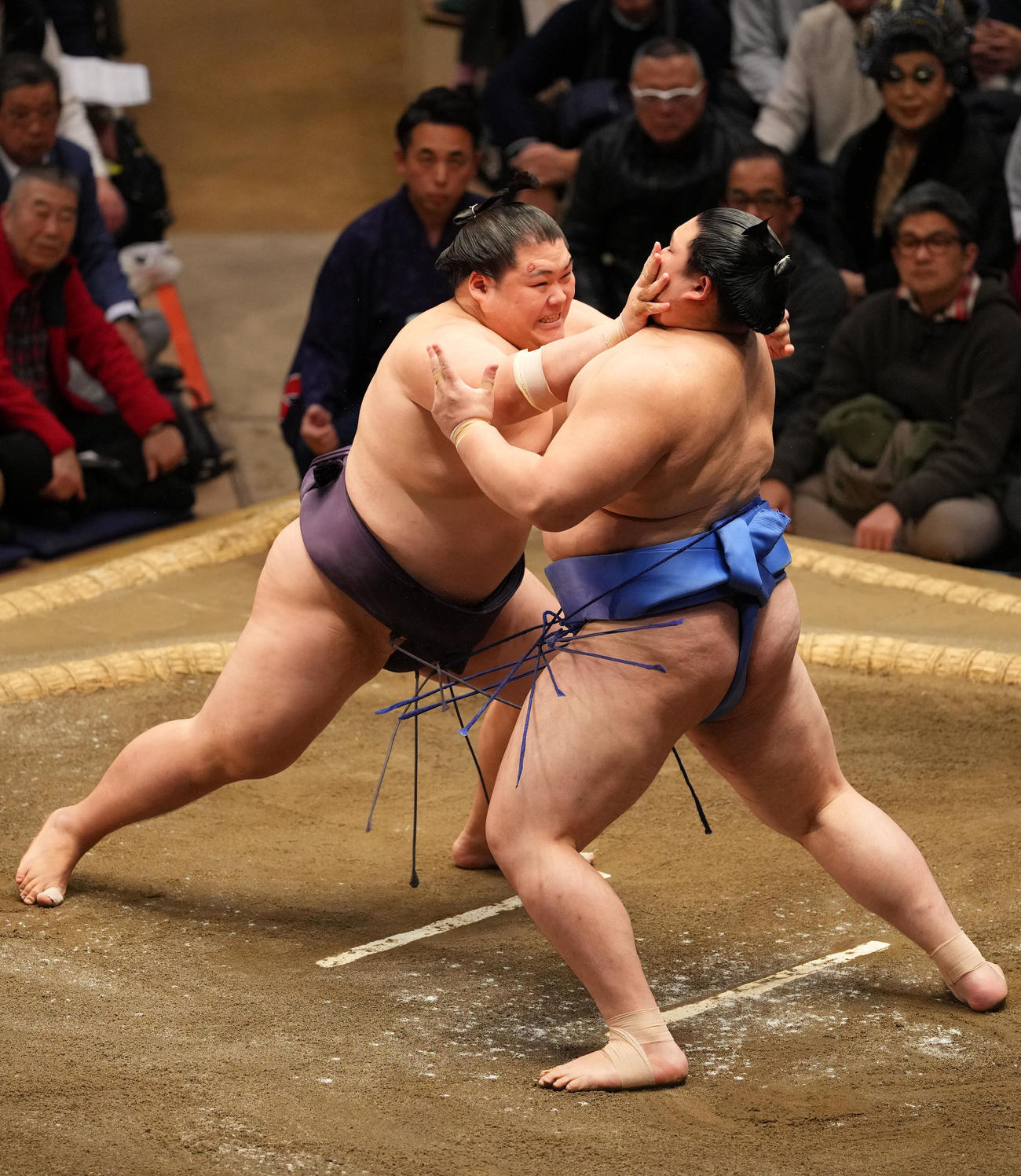 大の里（右）を攻める王鵬（撮影・横山健太）