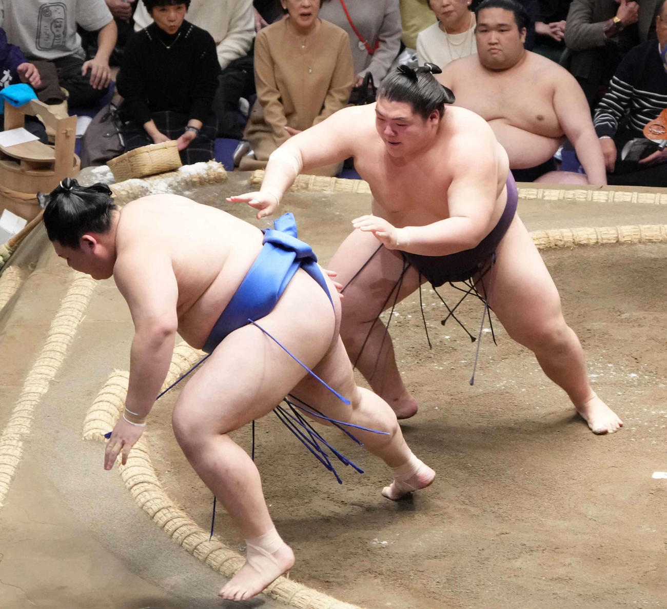 王鵬（右）は大の里を送り出しで破る（撮影・小沢裕）