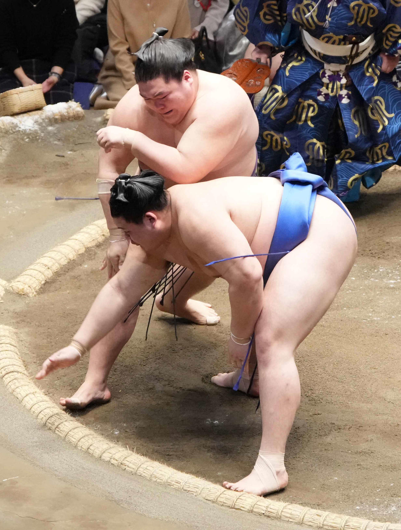 大の里（手前）の攻めを土俵際でいなす王鵬（撮影・小沢裕）