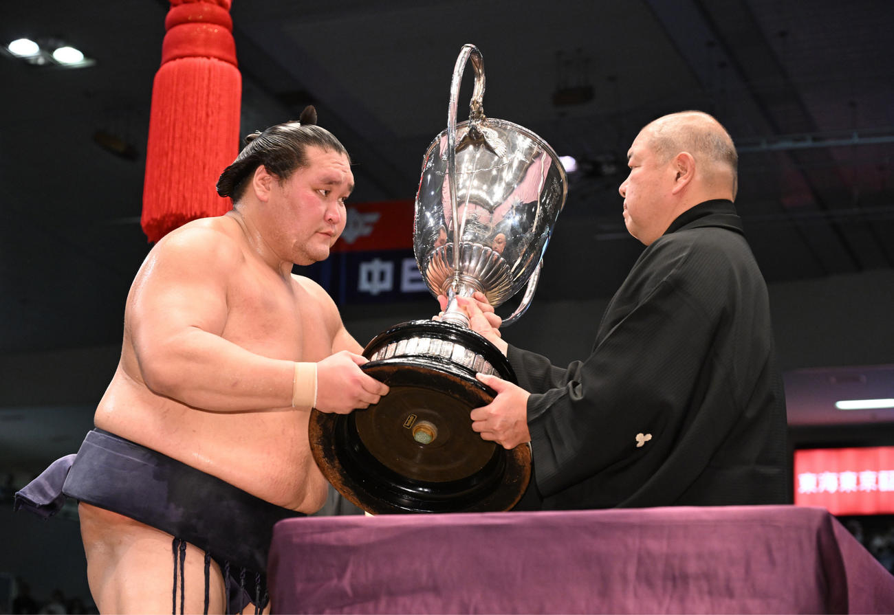 24年名古屋場所で優勝し、八角理事長（右）から賜杯を受け取る照ノ富士（代表撮影）
