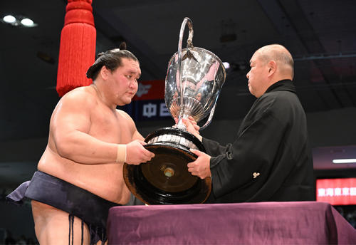 24年名古屋場所で優勝し、八角理事長（右）から賜杯を受け取る照ノ富士（代表撮影）