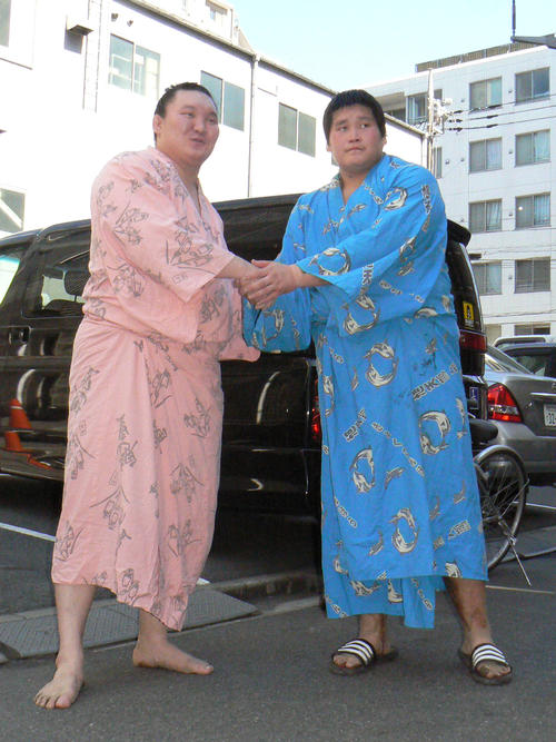 11年3月、初めて胸を合わせた稽古後、旧宮城野部屋前で握手を交わした白鵬（左）と若三勝（現照ノ富士）