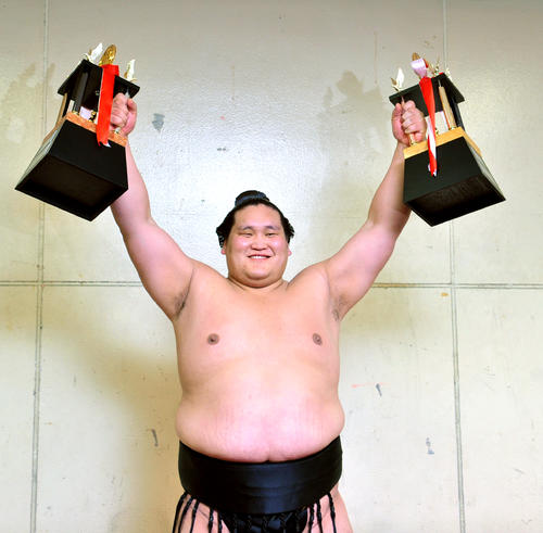 15年春場所で殊勲、敢闘のダブル受賞を果たした照ノ富士