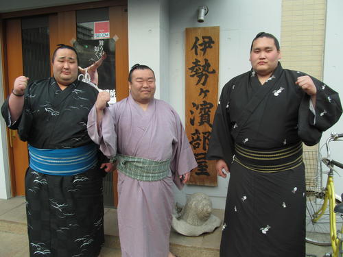 13年4月、間垣部屋から伊勢ケ浜部屋に転籍した照ノ富士（右）（撮影・鎌田直秀）