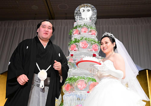 23年6月、結婚披露宴でケーキ入刀後にファーストバイトを行う横綱照ノ富士（左）とツェグメド・ドルジハンド夫人（代表撮影）
