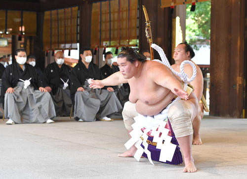 21年8月24日、奉納土俵入りで不知火型を披露する横綱照ノ富士（代表撮影）