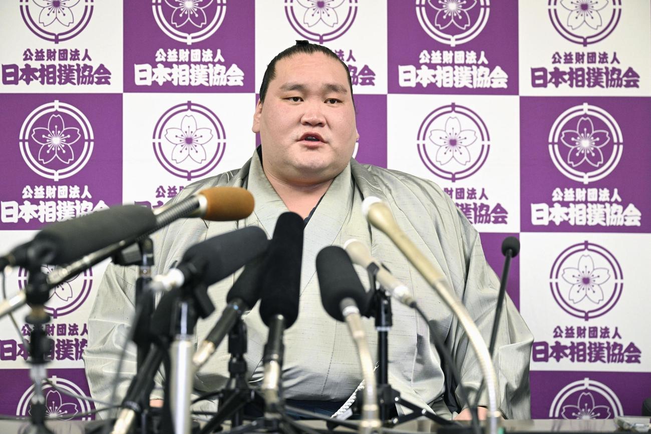 現役引退の記者会見をする横綱照ノ富士（共同）